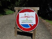 09 Al tornante 13 strada chiusa per parcheggio di Mezzeno